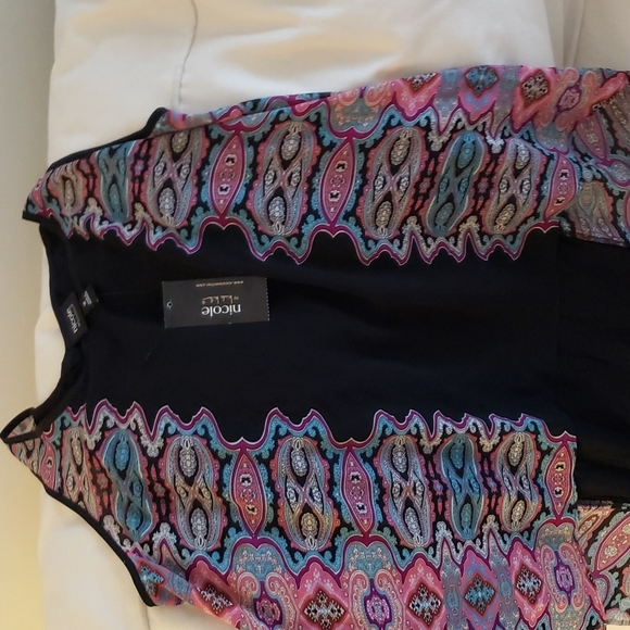 Top, - Picture 2 of 3